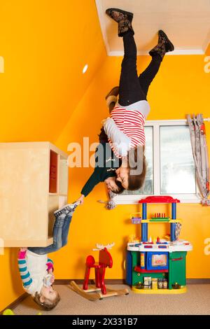 Familie von drei Personen im Kinderzimmer im Umgehungshaus Stockfoto