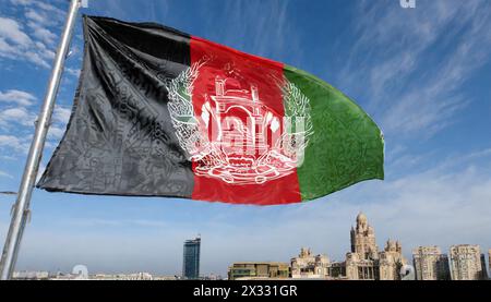 Fahne, die Nationalfahne von Afghanistan flattert im Wind Stockfoto