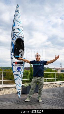 Prag, Tschechische Republik. April 2024. Der Wasserslalomrennfahrer Vavrinec Hradilek posiert für einen Fotografen nach einer Pressekonferenz, die das Ende seiner Karriere in Prag, Tschechien, am 24. April 2024 ankündigte. Olympiasieger im Wasserslalom aus London 2012 Vavrinec Hradilek beendete seine Profikarriere. Der 37-jährige Kajak traf seine Entscheidung nach den Nominierungsrennen am Wochenende in Veltrusy, wo er die Chance für dieses Jahr in die Nationalmannschaft verlor und sich nicht wohl fühlte, weil er Probleme mit der linken Hand hatte. Quelle: Roman Vondrous/CTK Photo/Alamy Live News Stockfoto