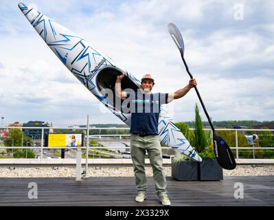 Prag, Tschechische Republik. April 2024. Der Wasserslalomrennfahrer Vavrinec Hradilek posiert für einen Fotografen nach einer Pressekonferenz, die das Ende seiner Karriere in Prag, Tschechien, am 24. April 2024 ankündigte. Olympiasieger im Wasserslalom aus London 2012 Vavrinec Hradilek beendete seine Profikarriere. Der 37-jährige Kajak traf seine Entscheidung nach den Nominierungsrennen am Wochenende in Veltrusy, wo er die Chance für dieses Jahr in die Nationalmannschaft verlor und sich nicht wohl fühlte, weil er Probleme mit der linken Hand hatte. Quelle: Roman Vondrous/CTK Photo/Alamy Live News Stockfoto