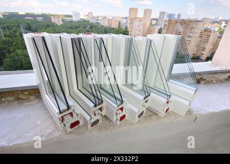 Fensteröffnung mit sechs PVC-Fensterproben auf der Fensterbank Stockfoto