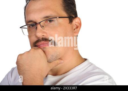 Gesichtsporträt eines nachdenklichen Mannes mit Schnurrbart in weißem Hemd Stockfoto