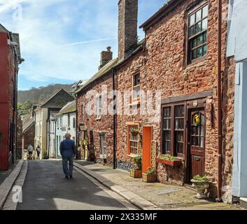 Eine Reihe roter Steinhäuser in der King Street, Kingsand im Südosten von Cornwall. Die Zwillingsdörfer Cawsand und Kingsand sind Küstendörfer und Stockfoto