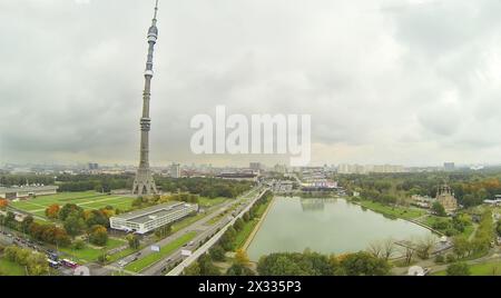 Ostankino Fernsehturm bei bewölktem Tag in Moskau, Russland. Blick vom unbemannten Quadrocopter. Stockfoto