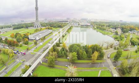 Ostankino Fernsehturm und Teich bei bewölktem Tag in Moskau, Russland. Blick vom unbemannten Quadrocopter. Stockfoto