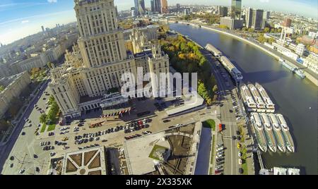 MOSKAU - 12. Oktober: Blick vom unbemannten Quadrocopter auf das schöne Gebäude des Radisson Royal Hotels am 12. Oktober 2013 in Moskau, Russland. Stockfoto