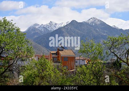 Kleiner Vorort, Dílar, von Granada mit Blick über Häuser zu den schneebedeckten Bergen der Sierra Nevada dahinter, Granada, Spanien Stockfoto