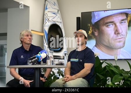 Wasserslalomrennfahrer Vavrinec Hradilek (rechts) spricht auf einer Pressekonferenz, die das Ende seiner Karriere in Prag, Tschechien, am 24. April 2024 ankündigt. Olympiasieger im Wasserslalom aus London 2012 Vavrinec Hradilek beendete seine Profikarriere. Der 37-jährige Kajak traf seine Entscheidung nach den Nominierungsrennen am Wochenende in Veltrusy, wo er die Chance für dieses Jahr in die Nationalmannschaft verlor und sich nicht wohl fühlte, weil er Probleme mit der linken Hand hatte. Auf dem Bild verließ sein Trainer Miloslav Riha. (CTK Foto/Roman Vondrous) Stockfoto