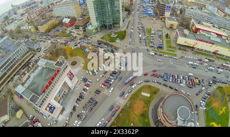 MOSKAU - 21. Oktober 2013: Kino Rodina und Einkaufszentrum Semenovskiy in der Nähe der Kreuzung am 21. Oktober 1989 in Moskau, Russland. Stockfoto