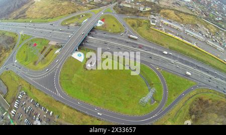 Autos fahren am Herbsttag über die Brücke der Abramtsewskaja-Überführung auf der Moskauer Ringstraße. Blick vom unbemannten Quadrocopter Stockfoto