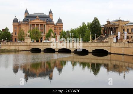 Stadtzentrum Uferpromenade des Schweriner Sees mit dem Mecklenburgischen Staatstheater, der Burgbrücke und dem Museum der Künste im Wasser, Schwerin, Deutschland Stockfoto