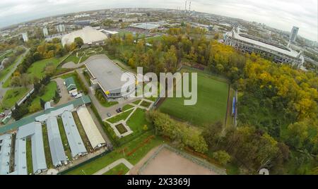 MOSKAU - OKT 09: Blick vom unbemannten Quadrocopter auf dem Gebiet in der Nähe des Lokomotivstadions mit Park und Spielplatz, am 09. Oktober 2013 in Moskau, Rus Stockfoto