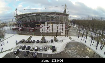MOSKAU, RUSSLAND - 28. NOVEMBER 2013: Das Gebäude des Lokomotiv-Stadions und der Parkplatz daneben. Die offizielle Eröffnung des Stadions fand am 12. Juni statt. Stockfoto