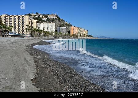 Playa Costa tropischer Strand am Mittelmeer mit Appartementhaus in Almuñécar, Südküste Spaniens Stockfoto