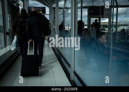 Silhouette eines Passagiers, der am 27. März 2023 am Flughafen Paris Charles de Gaulle in Roissy in der Region Ile-de-France ankommt. Silhouette d Stockfoto