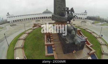 MOSKAU, RUSSLAND - 22. NOVEMBER 2013: Statue des Heiligen George am Fuße des Monuments und Hauptgebäude des Museums des Großen Vaterländischen Krieges auf Pok Stockfoto