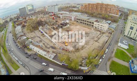 Zerstörung der alten baufälligen Gebäude zum Bau eines neuen Wohnkomplexes, Blick vom unbemannten Quadrocopter. Stockfoto