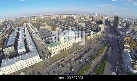MOSKAU, RUSSLAND - 9. November 2013: (Blick vom unbemannten Quadrocopter) Komsomolskaja-Platz an sonnigem Tag. Drei Bahnhöfe Leningradski, Jaroslawski A Stockfoto