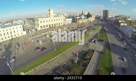 MOSKAU - 9. November: (Blick vom unbemannten Quadrocopter) Komsomolskaja-Platz, am 09. November 2013 in Moskau, Russland. Drei Bahnhöfe Leningradski, Jaros Stockfoto