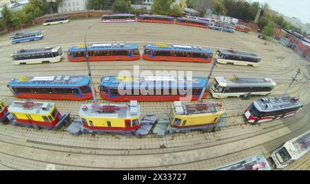 Draufsicht auf Straßenbahnen, Wagen im Depot. Blick vom unbemannten Quadrocopter. Stockfoto