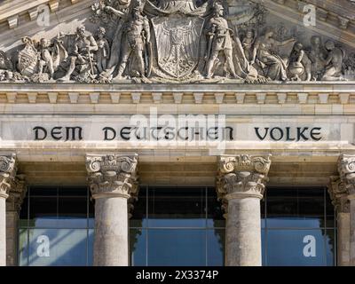 Dem deutschen Volke Inschrift Nahaufnahme des Reichstagsgebäudes in Berlin. Deutsche Kultur und Politik. Stockfoto