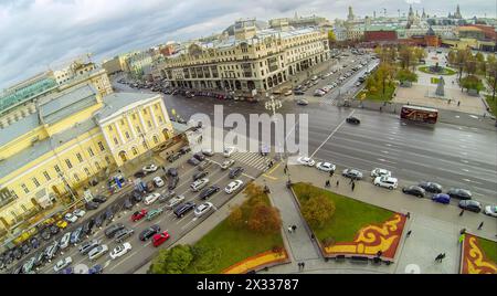 MOSKAU - 20. Oktober: Blick vom unbemannten Quadrocopter zum Stadtpanorama mit Metropol Hotel und Garten am Theaterplatz am 20. Oktober 2013 in Moskau, Rus Stockfoto