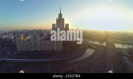 Gebäude am Kotelnicheskaya-Ufer und am Yauza-Fluss am Abend in Moskau, Russland. Es ist einer von sieben Stalin-Wolkenkratzern. Luftaufnahme Stockfoto