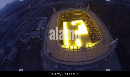 MOSKAU – 17. Oktober: Abendblick vom unbemannten Quadrocopter zum geschlossenen Lokomotiv-Stadion mit verdecktem Feld am 17. Oktober 2013 in Moskau, Russland. Stockfoto