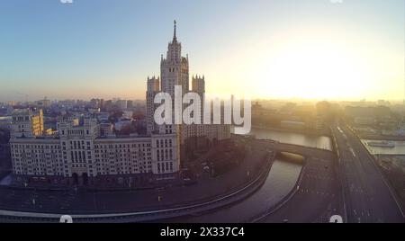 Gebäude auf der Kotelnicheskaya-Botschaft am Abend in Moskau, Russland. Es ist einer von sieben Stalin-Wolkenkratzern. Blick vom unbemannten Quadrocopter Stockfoto