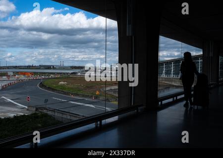 Silhouette eines Passagiers, der am 27. März 2023 am Flughafen Paris Charles de Gaulle in Roissy in der Region Ile-de-France ankommt. Silhouette d Stockfoto