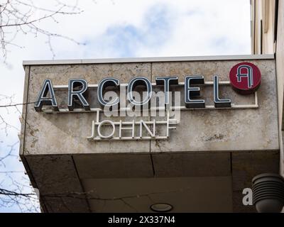 Das Arcotel John F-Logo befindet sich außen am Gebäude. Boutique-Hotel für wohlhabende Leute in der Nähe des Hackesche Markts. Gastgewerbe in der Stadt. Stockfoto