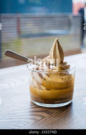 Affogato – Eis mit einem Schuss heißen Espresso belegt oder „ertränkt“. Stockfoto