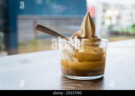 Affogato – Eis mit einem Schuss heißen Espresso belegt oder „ertränkt“. Stockfoto