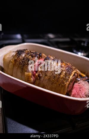 Ein roti de boeuf, ein Fleischgericht direkt aus dem Ofen, in Paris, der Hauptstadt Frankreichs, am 11. April 2023. UN roti de boeuf, plat de viande sortant du Four Stockfoto