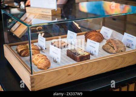 Auswahl an dänischen Brötchen in einer Backstube. Stockfoto