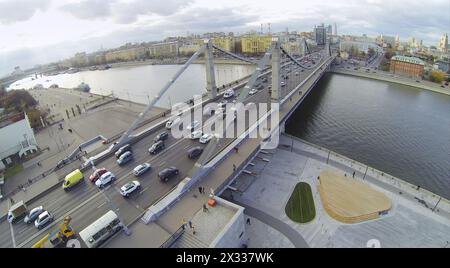Autos auf der Krymsky-Brücke und Panorama von Moskau, Russland. Blick vom unbemannten Quadrocopter Stockfoto
