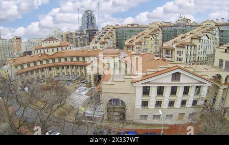 MOSKAU, RUSSLAND - 14. November 2013: (Blick vom unbemannten Quadrocopter) Wohnkomplex Italienisches Viertel im Bau. Complex Italian Quarter ist 2 Stockfoto