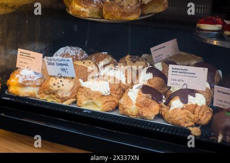 Auswahl an süßen dänischen Brötchen mit Sahnefüllung in einer Backstube. Stockfoto