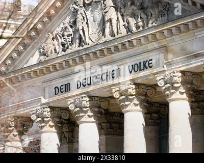 Dem deutschen Volke Inschrift Nahaufnahme des Reichstagsgebäudes in Berlin. Kultur und Geschichte. Stockfoto