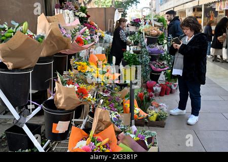 Blumenstand entlang der Fußgängerzone mit Blumenverkauf entlang Alameda Principal, Plaza de la Marina Straße im Stadtzentrum von Malaga, Costa del Sol, Spai Stockfoto