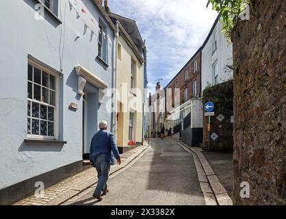 Gehen Sie entlang der Garrett Street, vorbei am Bakers Shop in Cawsand auf der Rame Peninsula in Cornwall Stockfoto