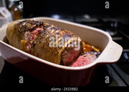 Ein roti de boeuf, ein Fleischgericht direkt aus dem Ofen, in Paris, der Hauptstadt Frankreichs, am 11. April 2023. UN roti de boeuf, plat de viande sortant du Four Stockfoto