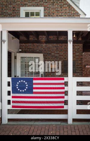 USA, PHILADELPHIA - 2. September 2014: Amerikanische Flagge hängt am Zaun des Betsy Ross House. Stockfoto