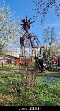 Kopenhagen, Dänemark - 6. April 2024: Drahtskulptur von Lady Liberty in Freetown Christiania. Stockfoto