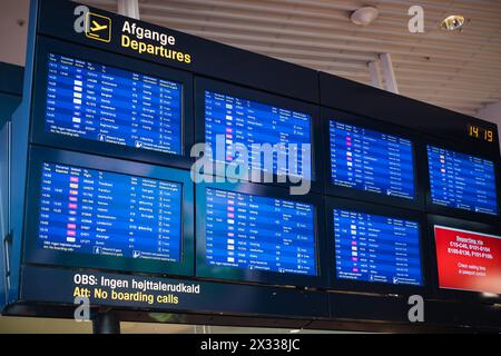 Kopenhagen, Dänemark - 7. April 2024: Informationsbildschirme zum Einsteigen von Flügen am Flughafen Kopenhagen. Stockfoto