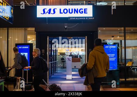 Kopenhagen, Dänemark - 7. April 2024: SAS Lounge-Eintrittsschild für Star Alliance Gold-Kunden am Flughafen Kopenhagen (Dänisch: Kobenhavn) Kastrup. Stockfoto