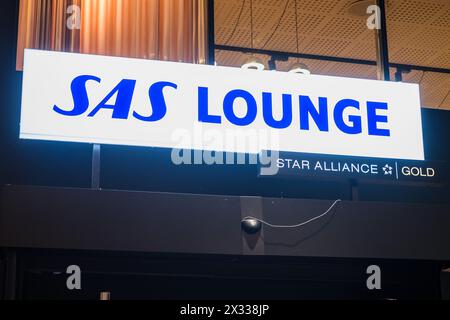 Kopenhagen, Dänemark - 7. April 2024: SAS Lounge-Eintrittsschild für Star Alliance Gold-Kunden am Flughafen Kopenhagen (Dänisch: Kobenhavn) Kastrup. Stockfoto