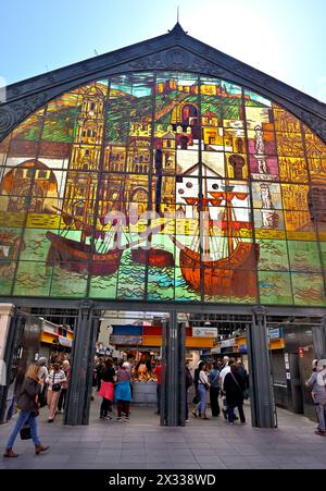 Eingang aus Buntglasfenster zum Mercado Central de Atarazanas, der zentralen Markthalle Malaga, Spanien Stockfoto