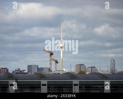 Fernsehturm in der Skyline mit einem bewölkten Himmel im Hintergrund. Touristenattraktion im Stadtzentrum. Berühmte Architektur von Berlin. Stockfoto