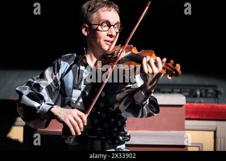 MOSKAU - 12. März 2014: Lustiger Mann in Brille Taper-Show: Tanz auf den Streichern, Violine auf der Bühne des Palastes auf Yauza Stockfoto